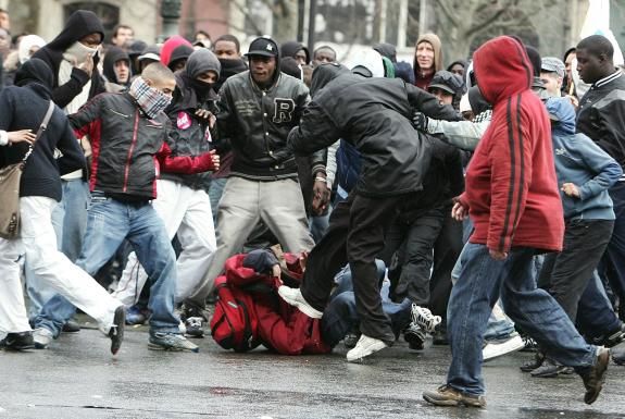 Racailles attaquant en meute